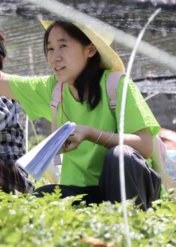 你蹲在黄连田里拿着问卷