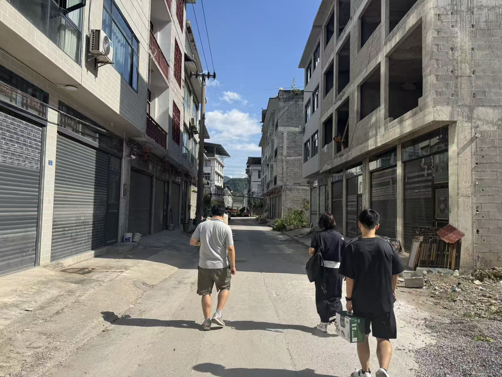三个人走在去你家的路上