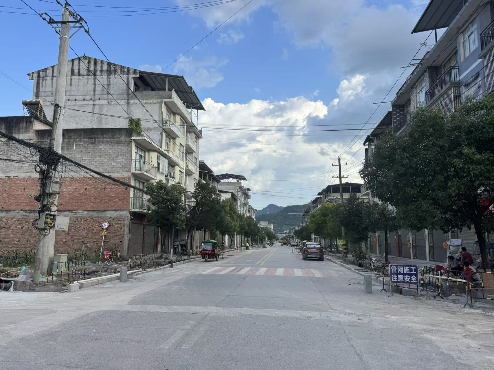 忠路镇的街道,蓝天,正在修房子